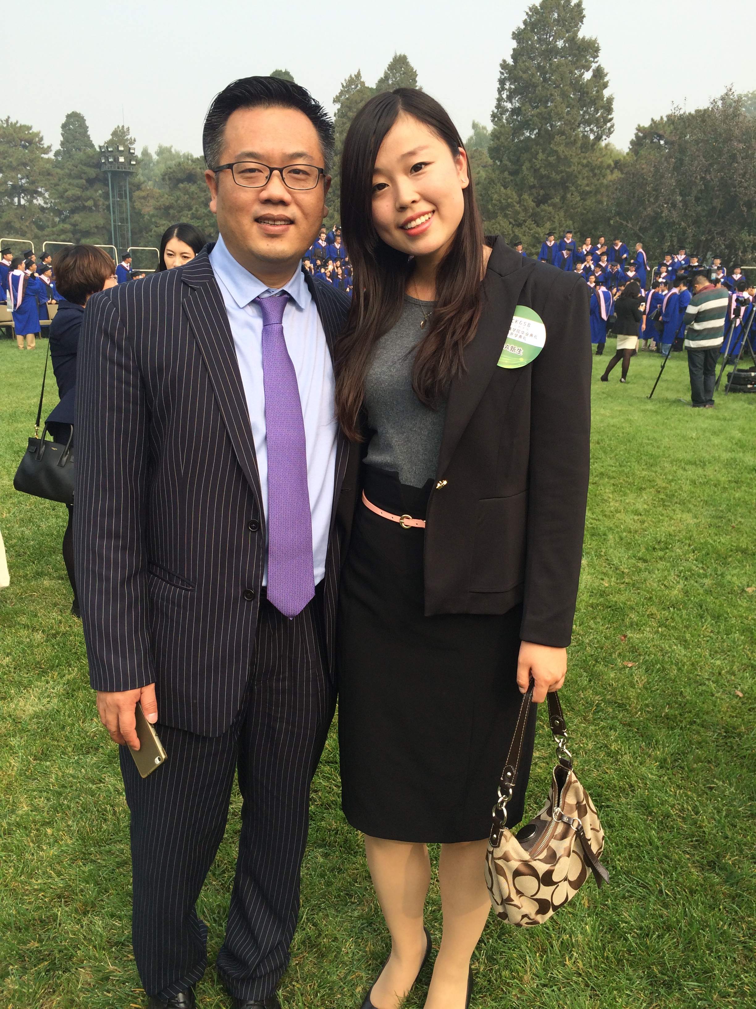 2014级开学典礼上刘瑶和MBA项目主任Martin合影